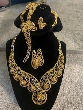 Entire jewelry parure. Entire jewelry set. Necklace, earrings, bracelet, ring.